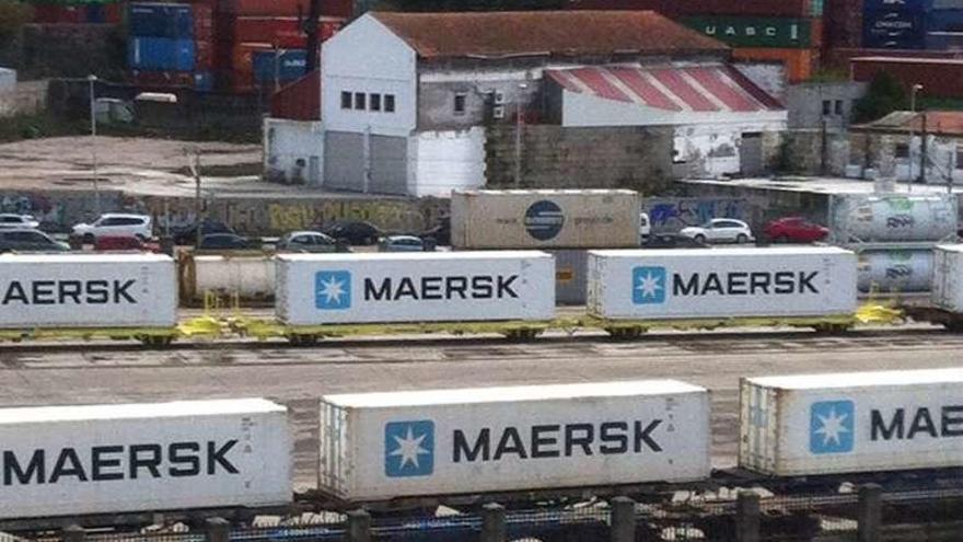 Contenedores de Maersk sobre vagones, ayer parados en Guixar. // FdV