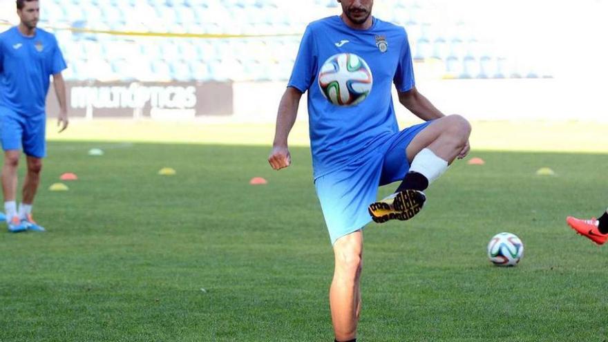 Capi controla el balón en un entrenamiento en el Estadio de Pasarón.