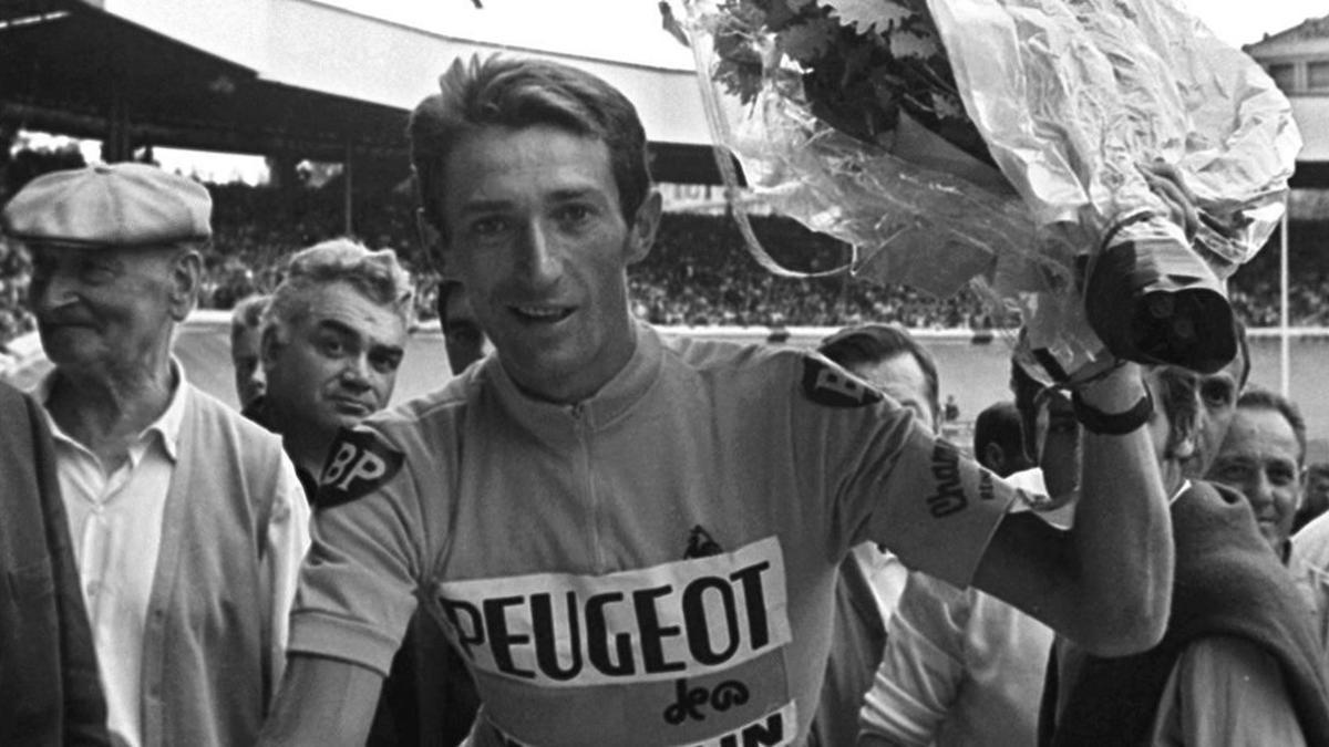 Roger Pingeon posa en el velódromo del Parque de los Príncipes tras ganar el Tour de Francia de 1967.