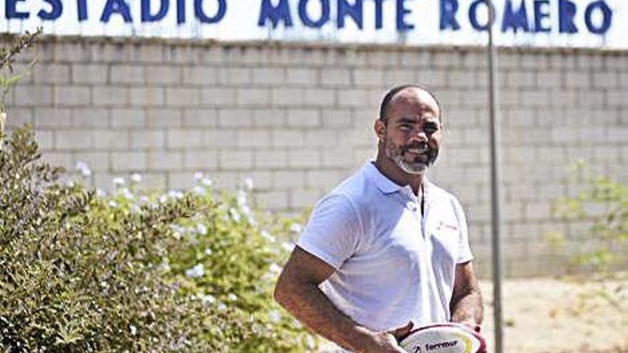 Rodrigo Martínez posa feliz con el balón de rugby tras ser elegido el nuevo presidente de la FERRMUR.