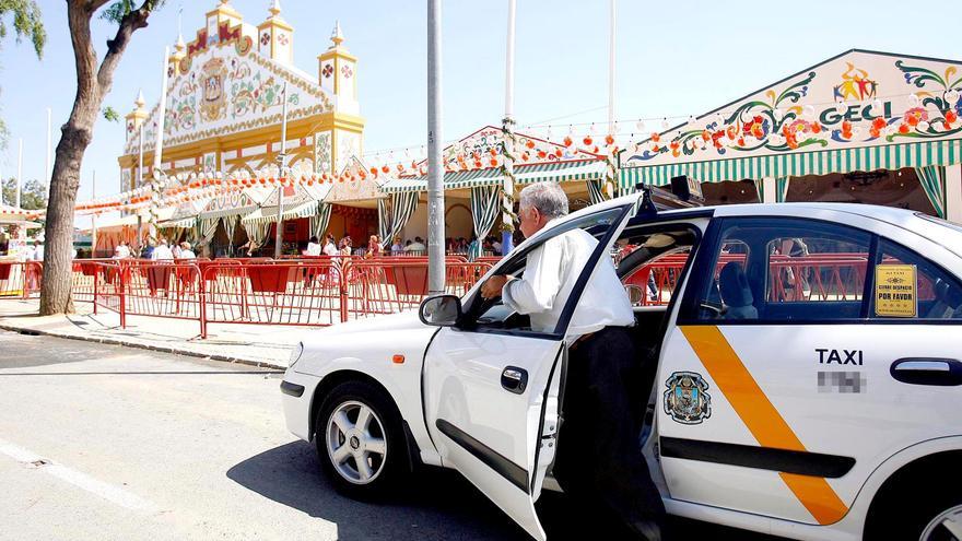 Imagen de archivo de un taxi en la Feria de Abril. / El Correo