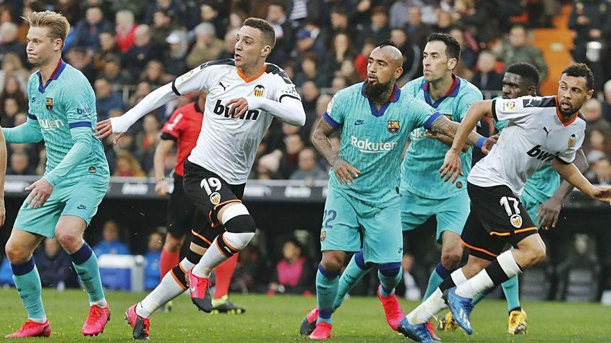 Una acción del Valencia-Barcelona, disputado esta temporada en Mestalla.