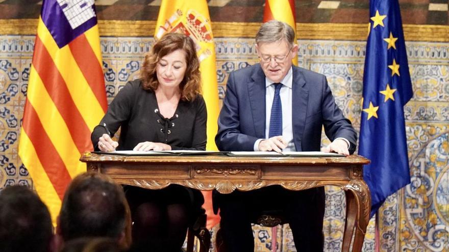 Francina Armengol y Ximo Puig, en la Generalitat, firmando la Declaración de Valencia.