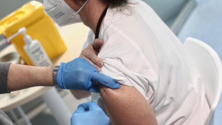 Una enfermera vacuna a una profesional sanitaria de Madrid