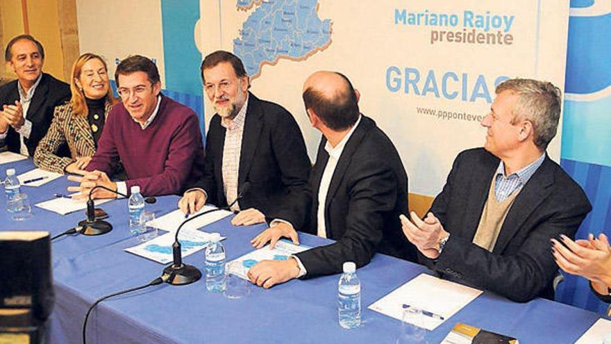 Rajoy, flanqueado por Feijóo y Louzán en la mesa con Figueroa, Pastor y Rueda.  // Gustavo Santos