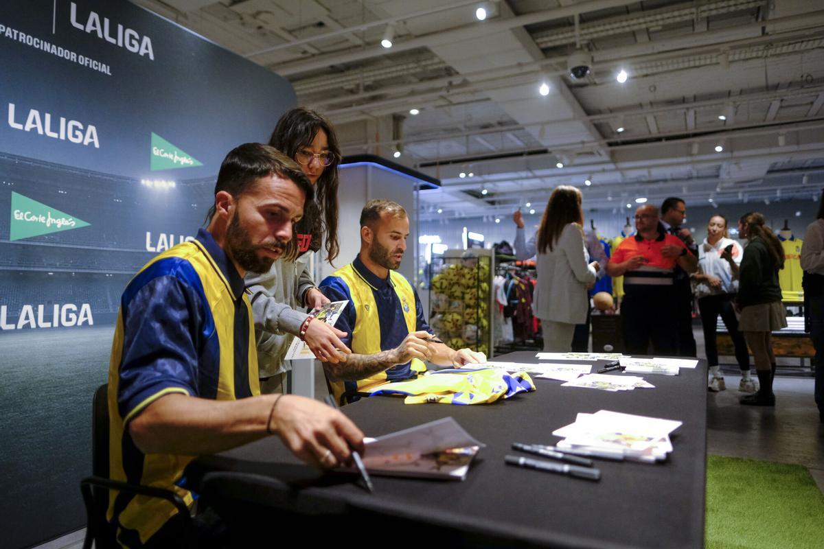 Firma de Jesé y Kirian en El Corte Inglés de Mesa y López