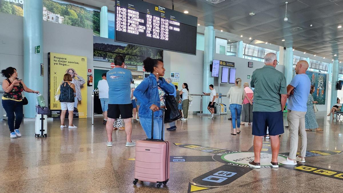 Pasajeros en el interior del aeropuerto de Vigo este verano