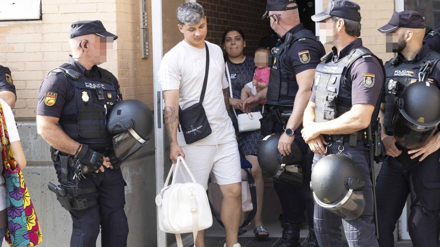 Protesta por el desahucio de una familia con un bebé en Alicante