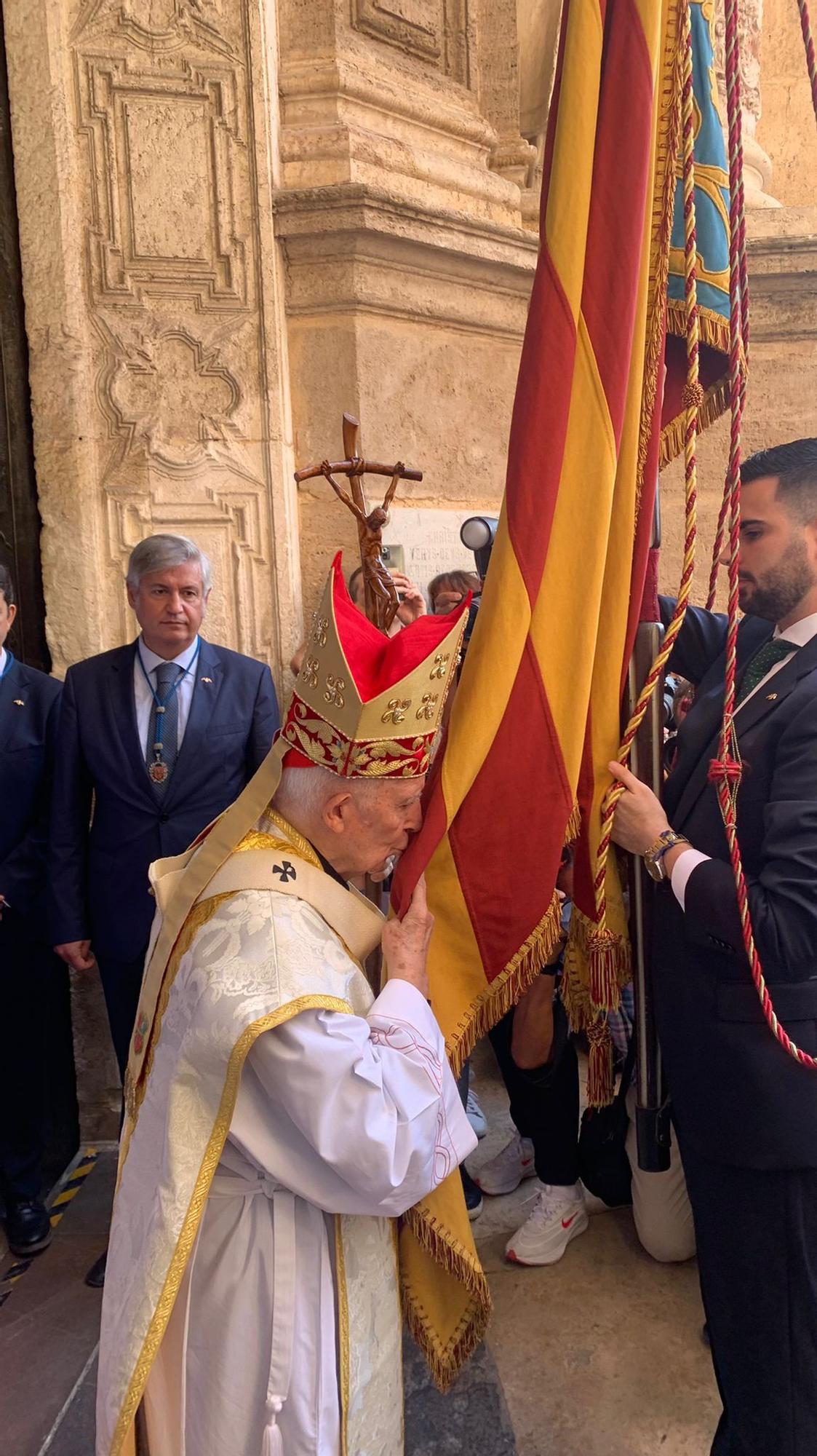 Cañizares besa la Senyera de Lo Rat Penat