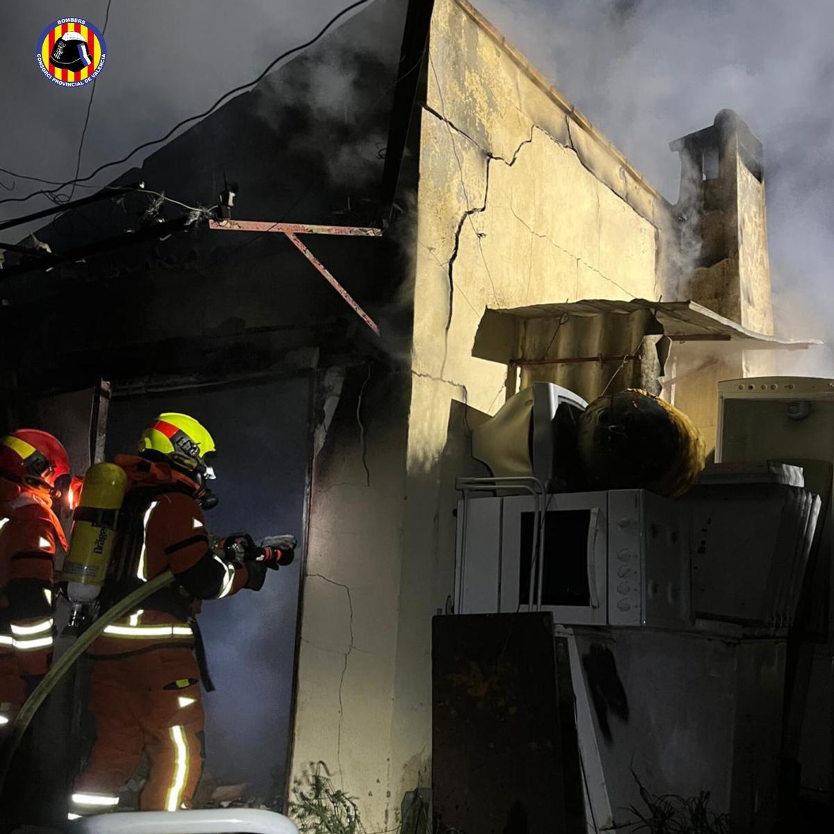 Un momento de la intervención realizada por los bomberos para apagar el incendio en una caseta de Moixent.