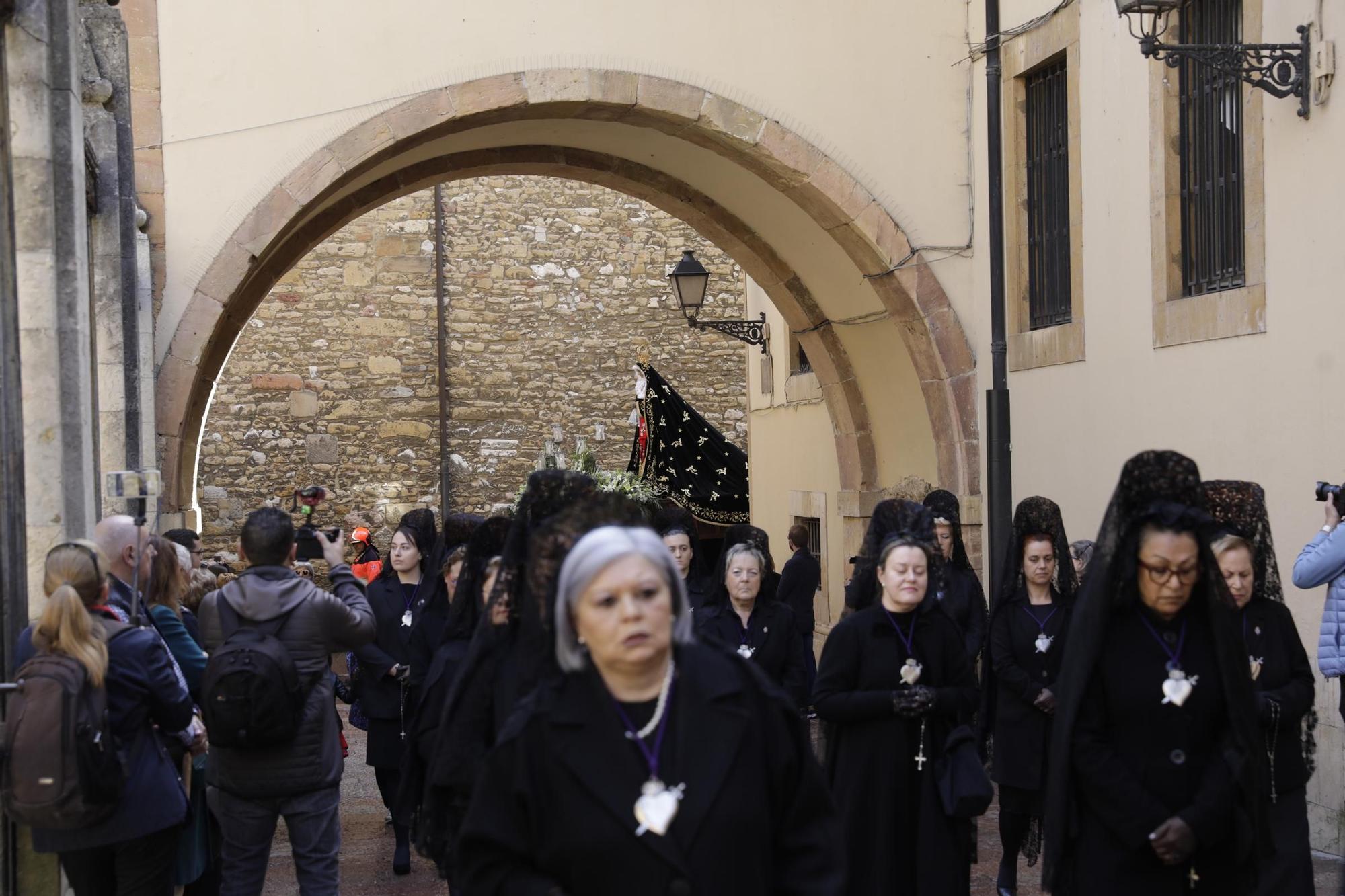 La Dolorosa atraviesa el Oviedo Antiguo: así fue la procesión de la Soledad