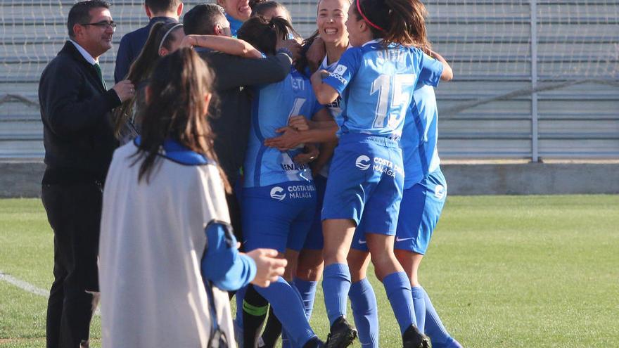 Las malaguistas celebran su gol contra el Logroñés