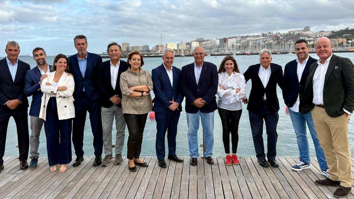 Sergio Armario, en el centro, junto a parte de las personas que le acompañan en la candidatura a presidir el Náutico.