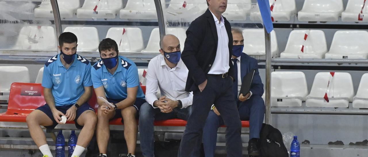 José Escrich observa a sus jugadores durante el partido contra O Parrulo Ferrol disputado en el Ciutat de Castelló.