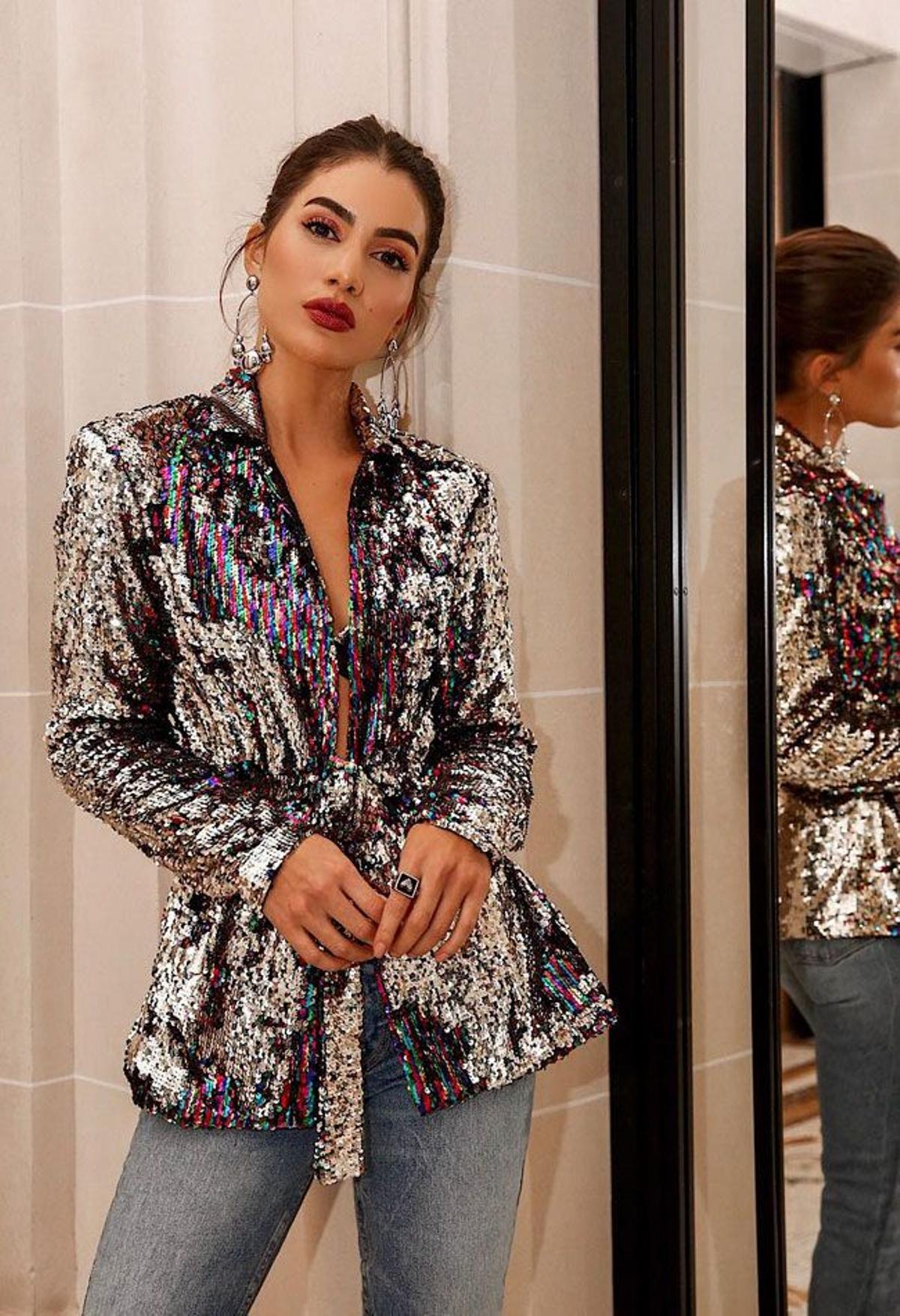 Look de fiesta en vaqueros: con blazer de lentejuelas