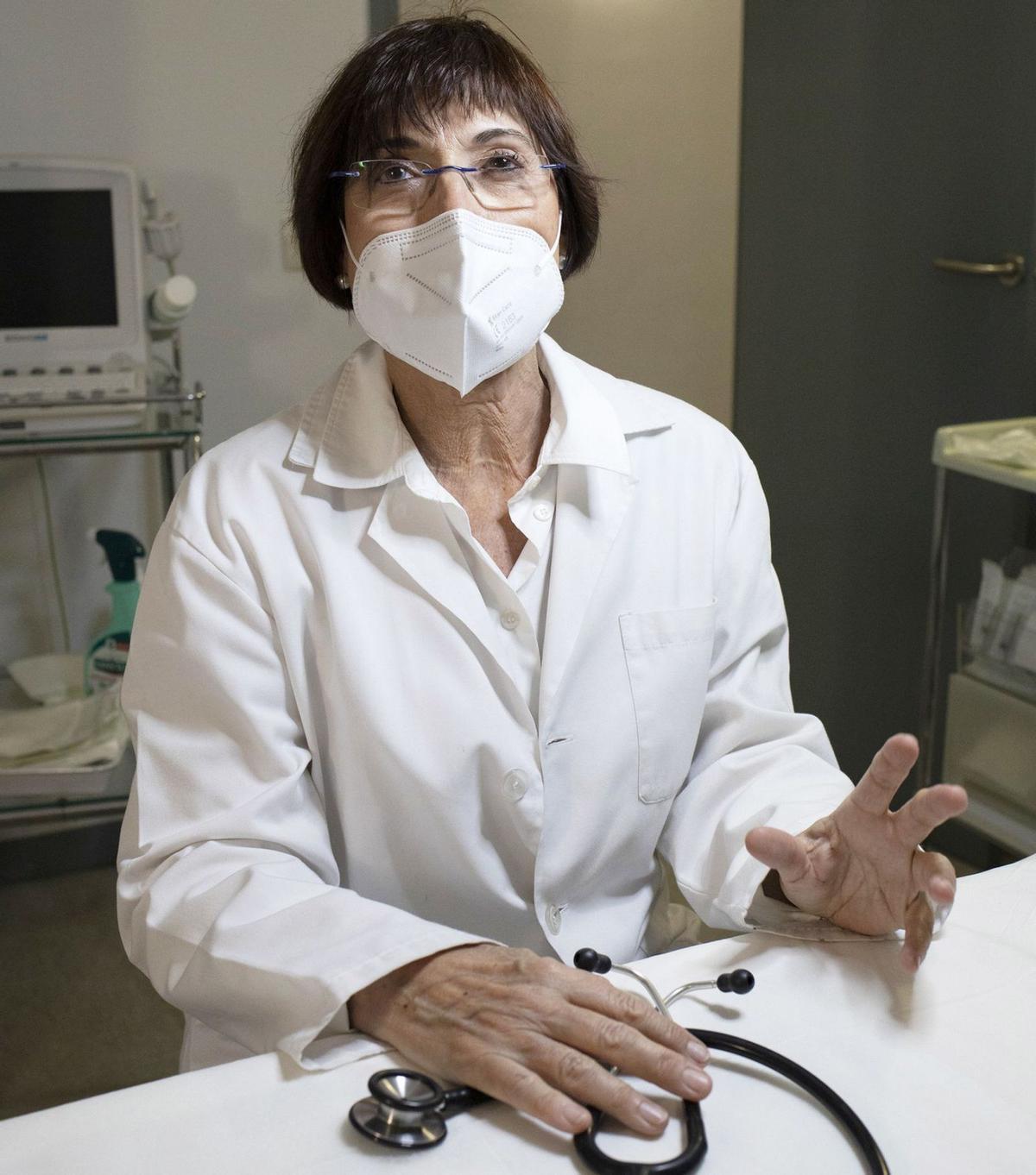 La doctora Bonany en el Centre de Enfermedades de Venas que dirigeix. | EDUARD MARTÍ