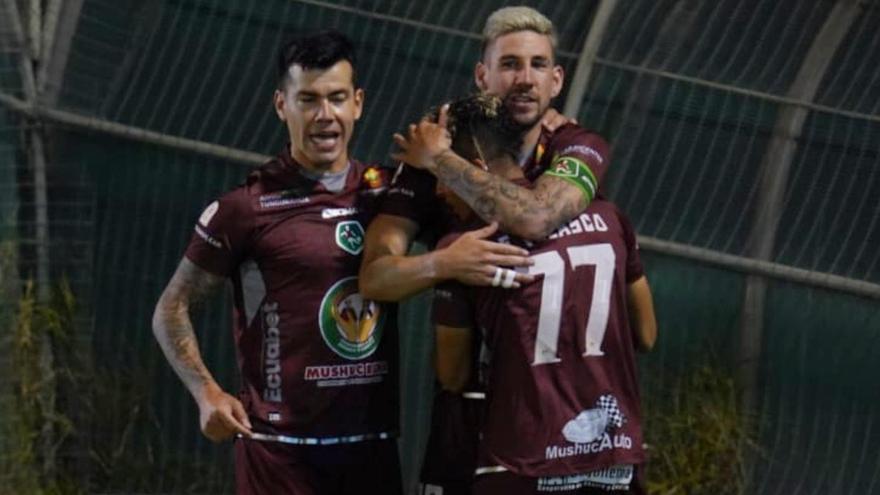 Los jugadores del Mushuc Runa celebran un gol.