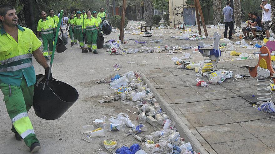 Operarios proceden a la limpieza de parques