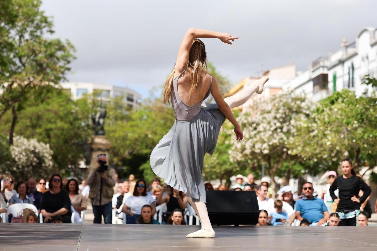 La danza toma el paseo de Vara de Rey.