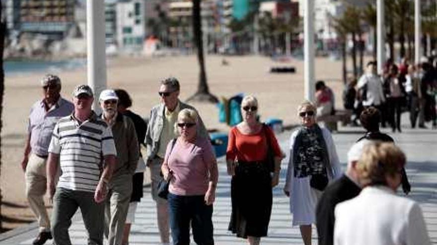 Turistas en la playa de Levante este invierno.