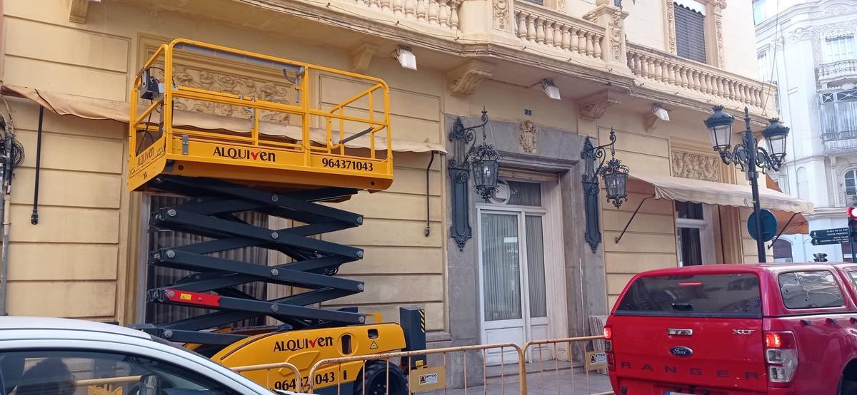 La maquinaria para la obra, junto al Real Casino Antiguo, en la calle Enmedio.
