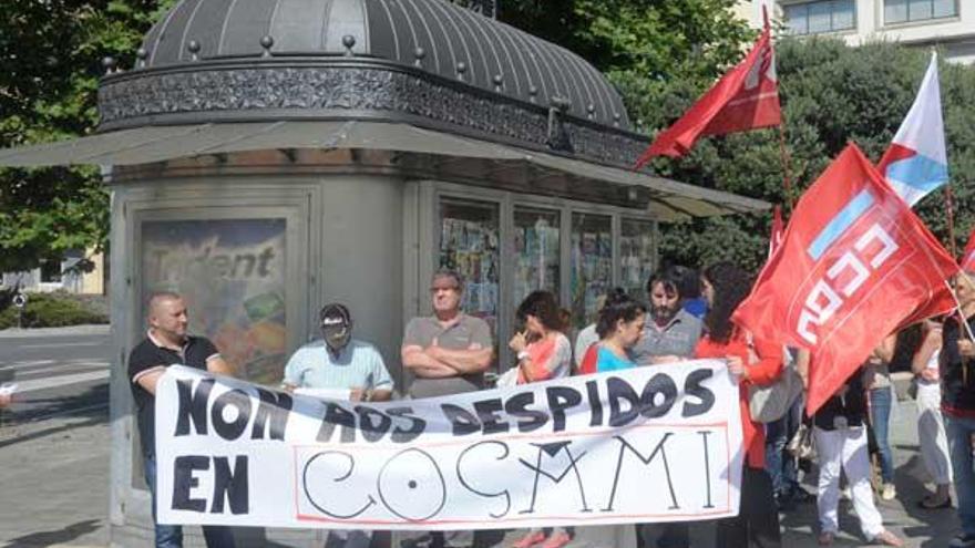 Protesta contra los despidos ante un kiosco de A Coruña. / V.Echave