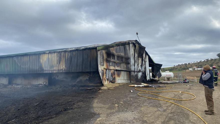 Imagen de la nave incendiada en Fuente Obejuna.