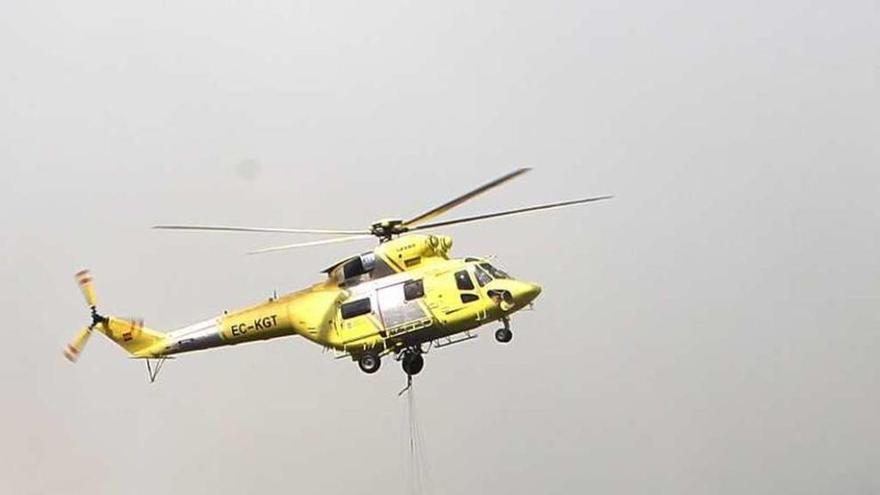 Un helicóptero, en la extinción de un incendio.