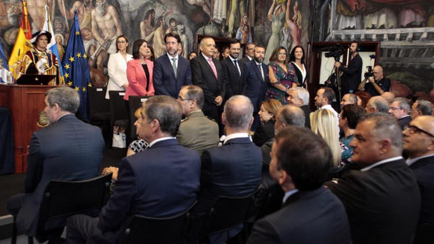 A la izquierda, el exalcalde de Santa Cruz, José Manuel Bermúdez, junto a Carlos Alonso después de su toma de posesión. A la derecha, un momento de la sesión de constitución de la corporación insular.