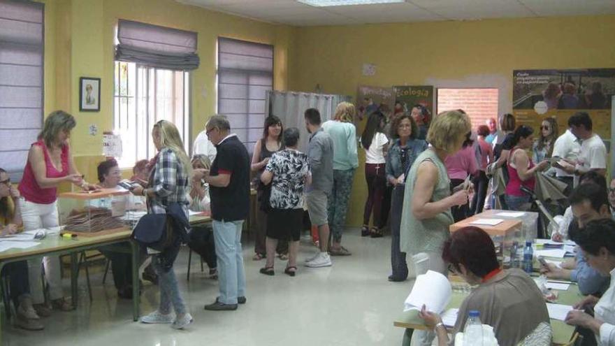 Toresanos ejercen su derecho a voto en dos de las tres mesas electorales habilitadas en el colegio de Cantar del Arriero.
