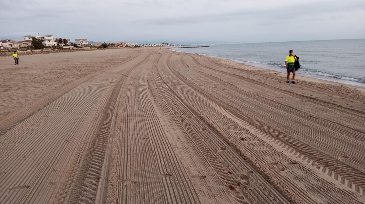 Las playas estaban ya esta mañana listas para recibir a los bañistas