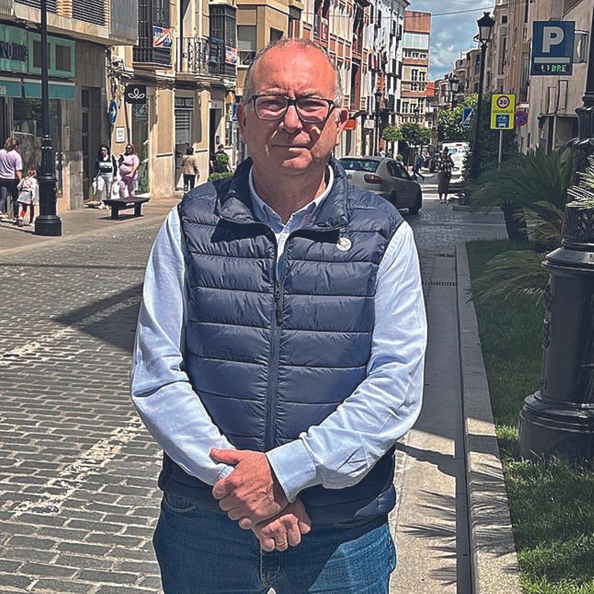 Vicente Briones está al frence del Centro Comercial Abierto de Lucena.