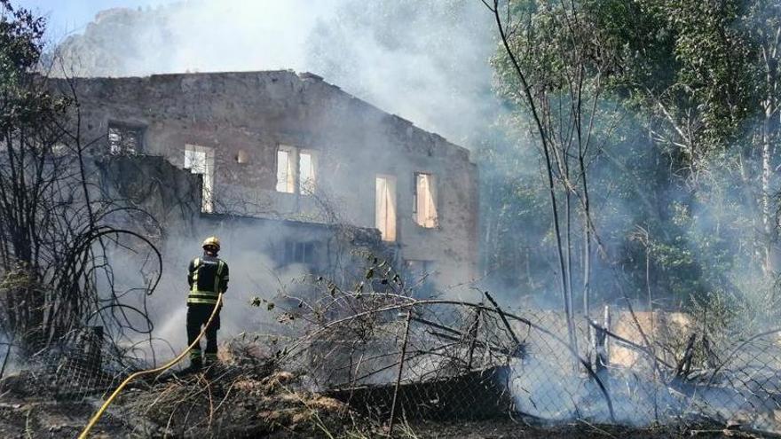 Los medios desplazados interviniendo junto a la fábrica abandonada