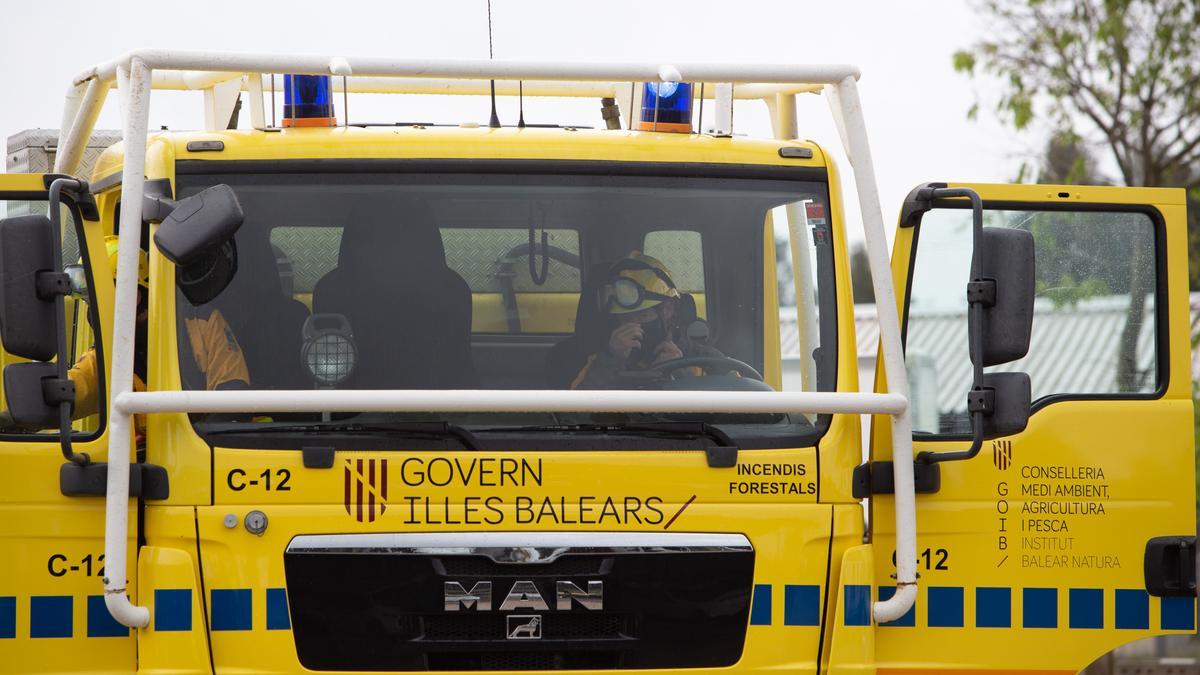 Un camión de los bomberos de Ibiza. Vicent Marí