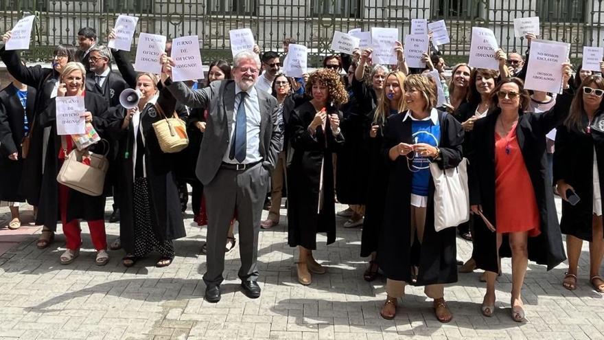 &quot;No somos esclavos&quot;, gritan los abogados del turno de oficio en Oviedo