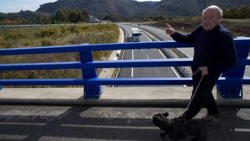 Andrés García, con su perro «Roko», en un viaducto sobre el nuevo tramo de autovía, a la altura de Lamuño.