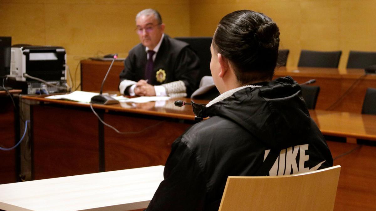 L'Acusat, d'esquenes, durant el judici a l'Audiència de Girona.