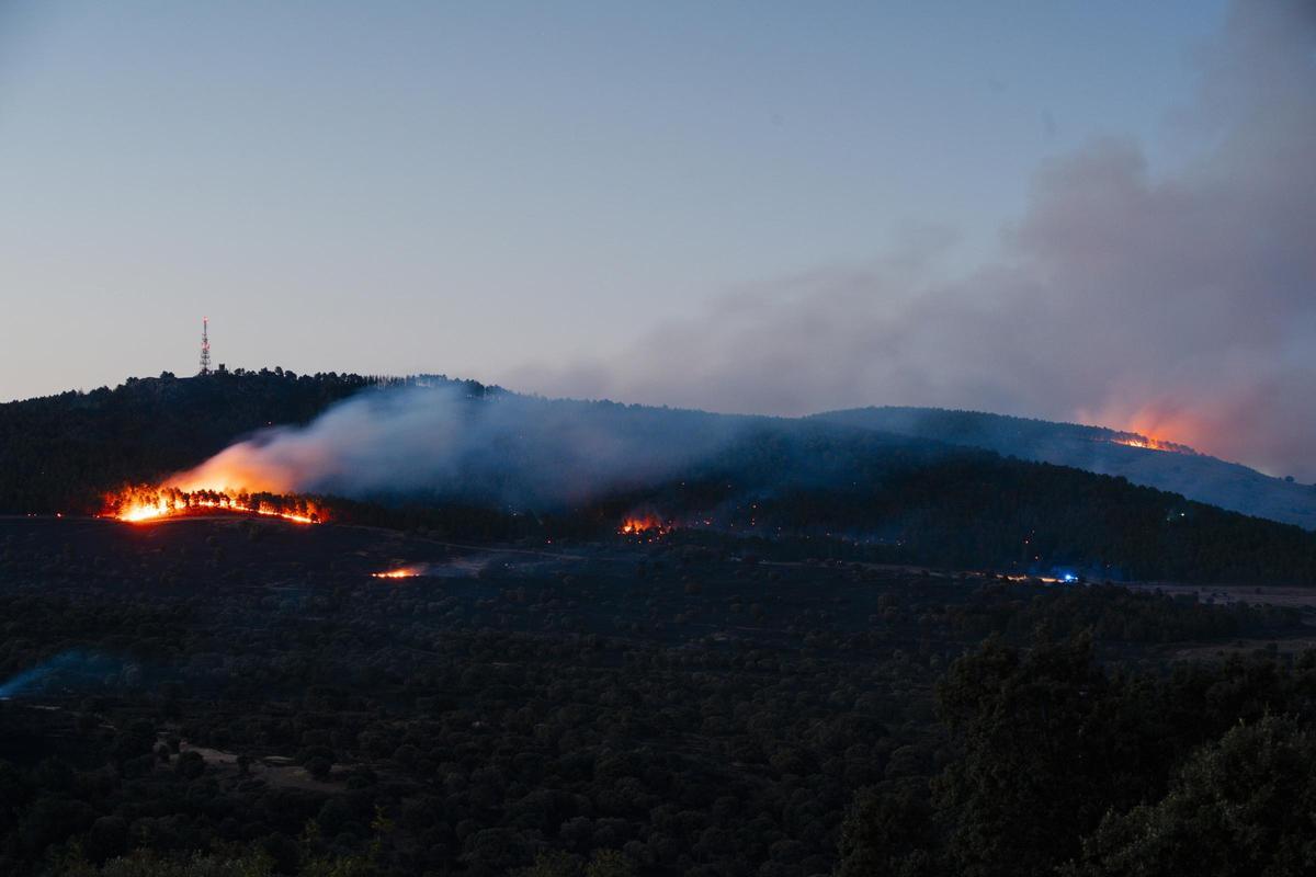 Vista del incendio de Lozoyuela, a 16 de julio de 2026, en Lozoyuela, Madrid (España). La Agencia de Seguridad y Emergencias Madrid 112 (ASEM112) ha activado la Situación Operativa 2 del Plan de Protección Civil contra Incendios Forestales de la Comunidad