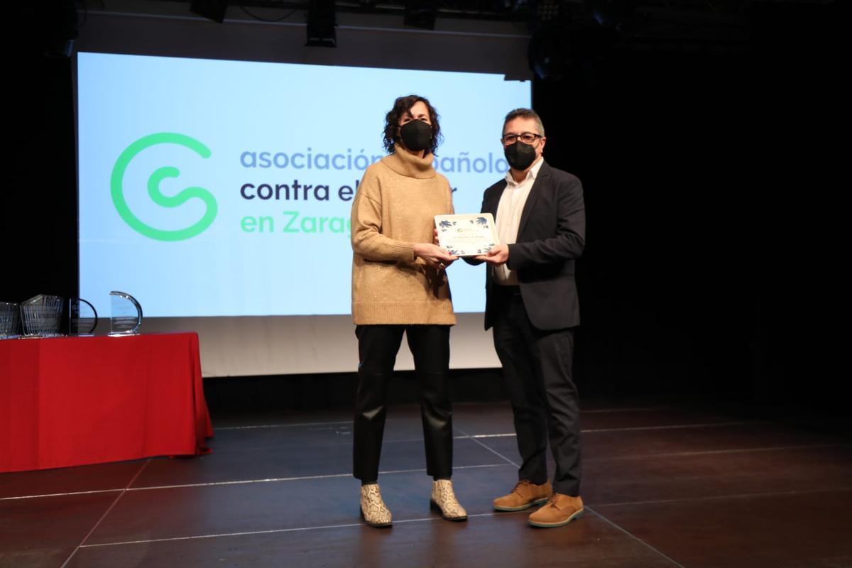 Nicolás Espada, recogiendo el reconocimiento de la Asociación Española Contra el Cáncer.