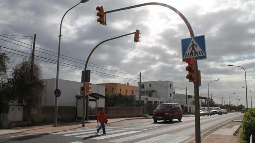 Cada uno tiene un pulsador para que los peatones puedan parar el tráfico y atravesar la carretera.