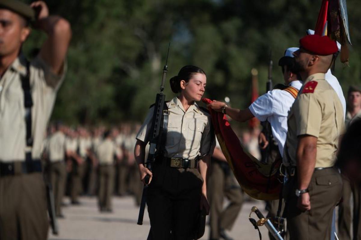 Emoción y orgullo en la jura de bandera de 1.514 alumnos del Cefot de Cáceres