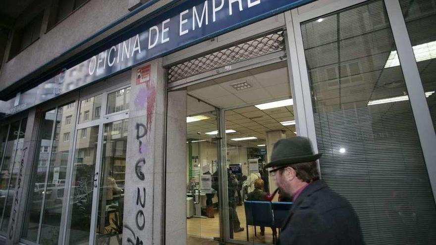 Un hombre pasa por delante de una oficina de empleo coruñesa.