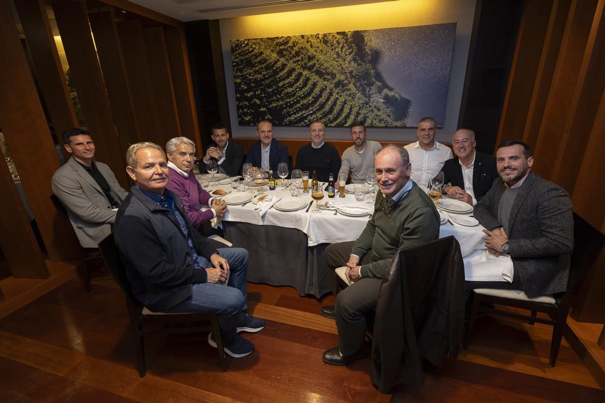 Miguel Ángel Ramírez, anoche en la cena de Fin de Año de la UD, custodiado por Helguera y Luis García. También figuran Benítez-Inglott, Manolo Hernández, Larry Álvarez, Rubén Fontes, Rafa Méndez, Nicolás Ortega, Patricio Viñayo y Vicente Gómez.