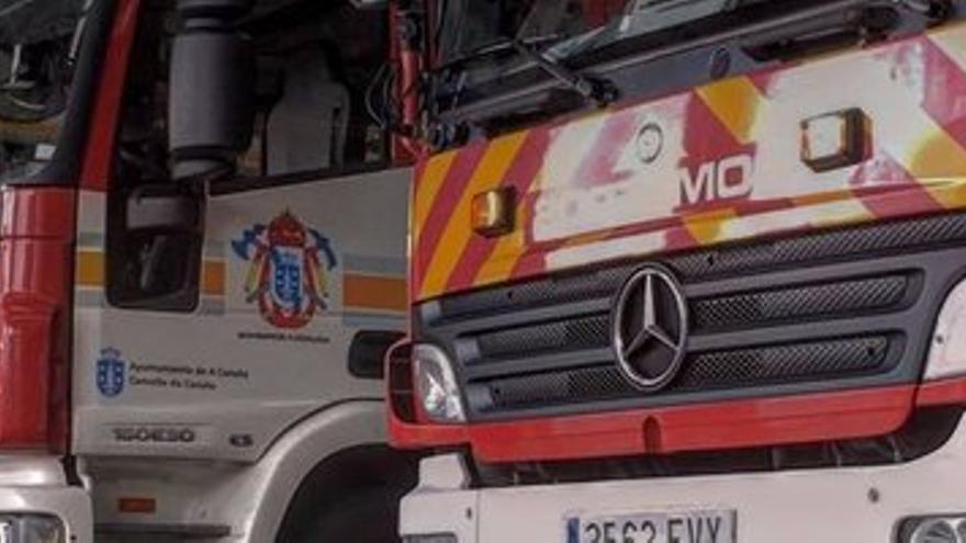 Vehículos en el parque de Bomberos de A Coruña.