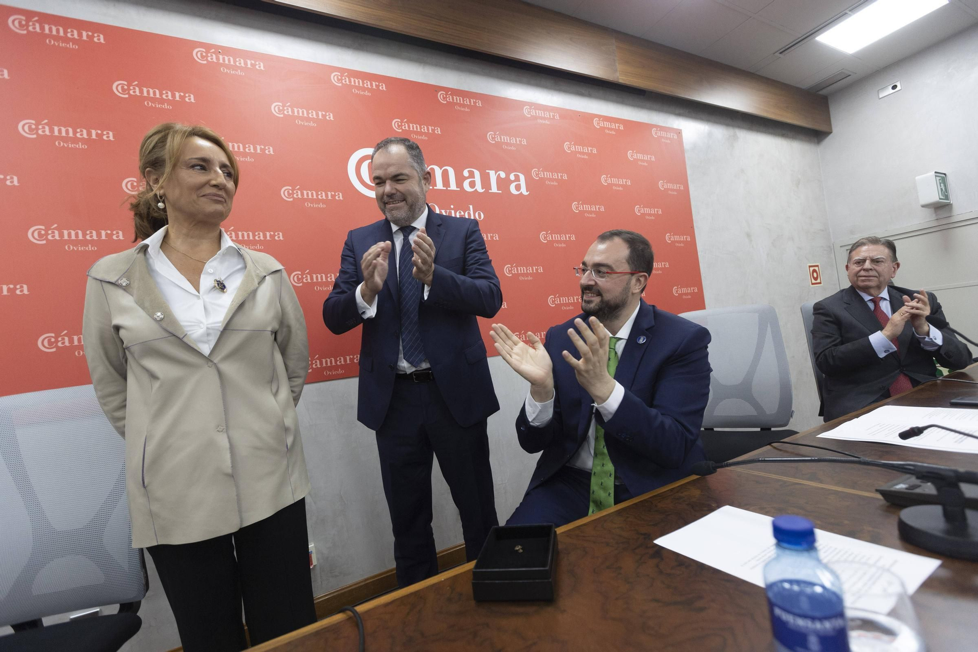 En imágenes: Obdulia Fernández recoge la Medalla de Oro de la Cámara de Oviedo