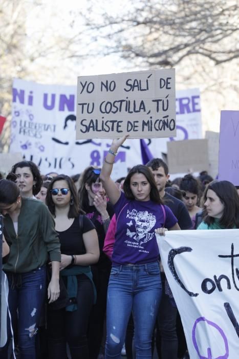 Centenares de estudiantes se manifiestan frente al Rectorado.