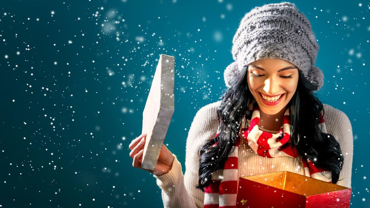 Mujer abriendo un regalo