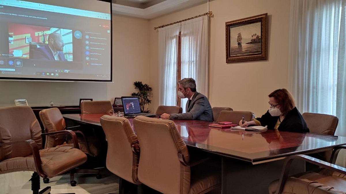 Víctor Navas y Elena Galán durante la reunión con los responsables regionales de Educación.