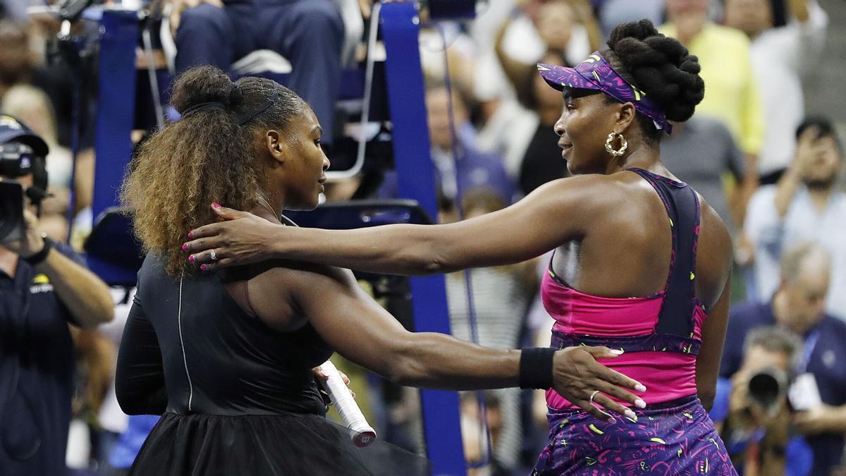MCX001. New York (United States), 31/08/2018.- Serena Williams of the US (L) and Venus Williams of the US at the net after their match during the fifth day of the US Open Tennis Championships the USTA National Tennis Center in Flushing Meadows, New York, USA, 31 August 2018. The US Open runs from 27 August through 09 September. (Tenis, Abierto, Estados Unidos, Nueva York) EFE/EPA/JASON SZENES *** Local Caption *** 53000073