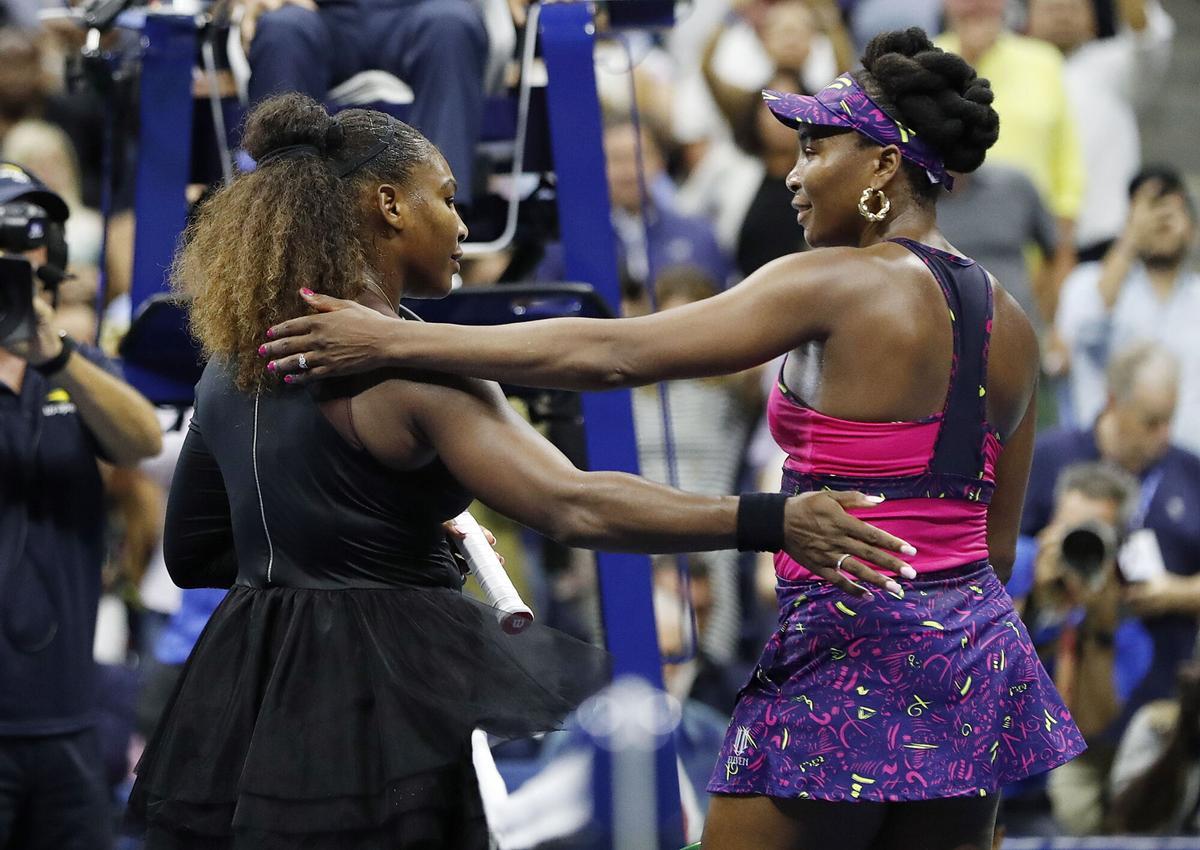 MCX001. New York (United States), 31/08/2018.- Serena Williams of the US (L) and Venus Williams of the US at the net after their match during the fifth day of the US Open Tennis Championships the USTA National Tennis Center in Flushing Meadows, New York, USA, 31 August 2018. The US Open runs from 27 August through 09 September. (Tenis, Abierto, Estados Unidos, Nueva York) EFE/EPA/JASON SZENES *** Local Caption *** 53000073